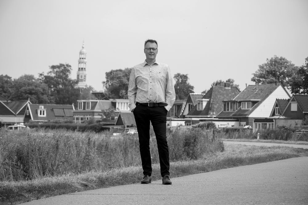 Alwin Sixma in het Friese landschap bij een dorp
